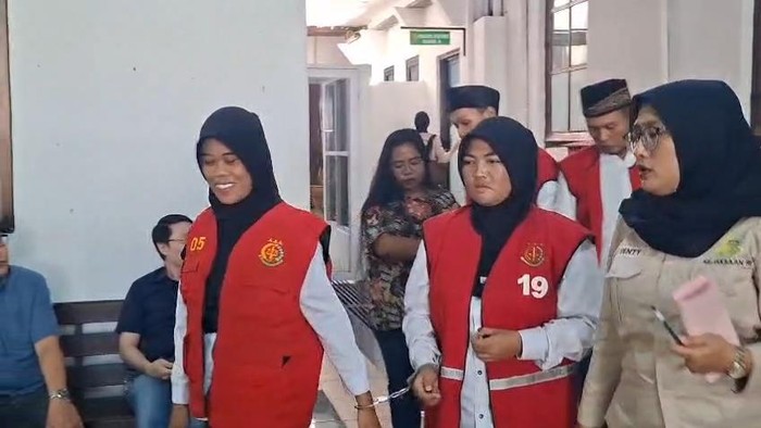 Kedua terdakwa, KK dan RR usai menjalani sidang di PN Surabaya