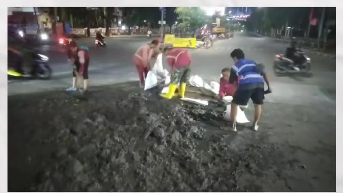 Tim DSDABM Surabaya bersihkan lumpur yang jatuh di jalan