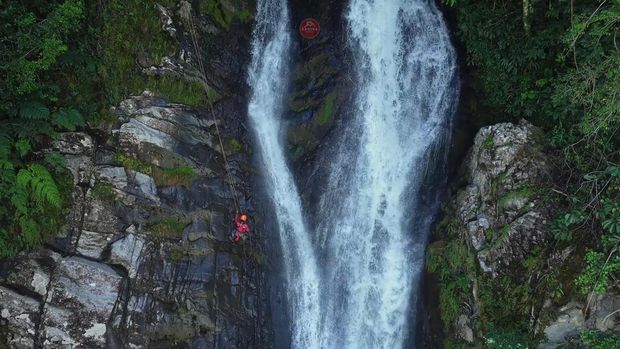 Tim Ekspedisi Saat Melakukan Pengukuran Air Terjun Sambabo di Mamasa Tim Ekspedisi Saat Melakukan Pengukuran Air Terjun Sambabo di Mamasa