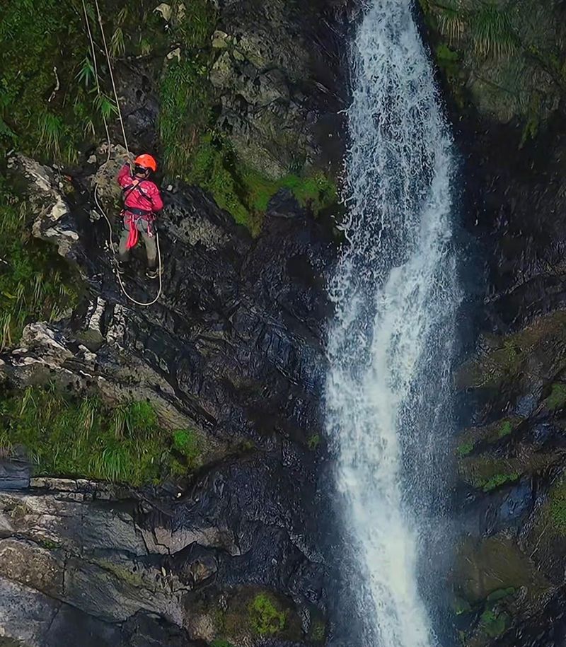 Tim Ekspedisi Saat Melakukan Pengukuran Air Terjun Sambabo di Mamasa Tim Ekspedisi Saat Melakukan Pengukuran Air Terjun Sambabo di Mamasa