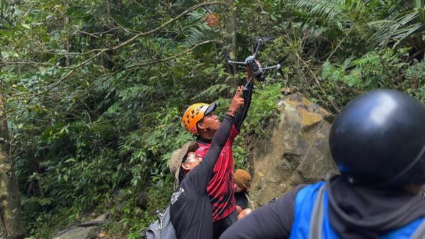 Tim Ekspedisi Saat Melakukan Pengukuran Air Terjun Sambabo di Mamasa Tim Ekspedisi Saat Melakukan Pengukuran Air Terjun Sambabo di Mamasa