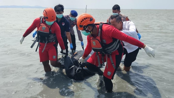 Tim SAR gabungan mengevakuasi jenazah.