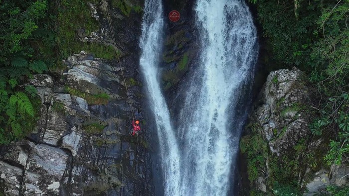 Tim Sarira Exped melakukan ekspedisi mengukur ketinggian Air terjun Sambabo di Mamasa.