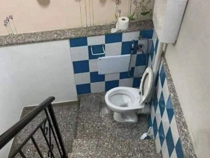 toilet yang posisinya bikin geleng-geleng kepala
