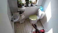 detikers berani nggak kalau buang air di tengah tangga gini? Bisa sambil lihat pemandangan sebelah tuh lewat jendela. Foto: via Bored Panda