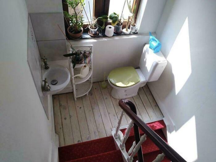 toilet yang posisinya bikin geleng-geleng kepala