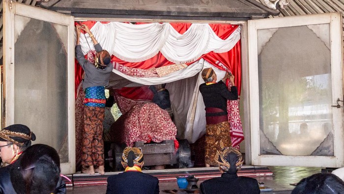 Abdi dalem Keraton Kasunanan Surakarta Hadiningrat Solo mengikuti prosesi jamasan pusaka Nyai Setomi di kawasan Sitihinggil keraton setempat, Solo, Jawa Tengah, Senin (24/8/2026). Keraton setempat menggelar tradisi jamasan pusaka meriam peninggalan penguasa Mataram Islam Sultan Agung dari abad ke-16 tersebut untuk menyambut puncak acara Grebeg Maulud pada Rabu (26/08/26) mendatang.ANTARAFOTO/Maulana Surya
