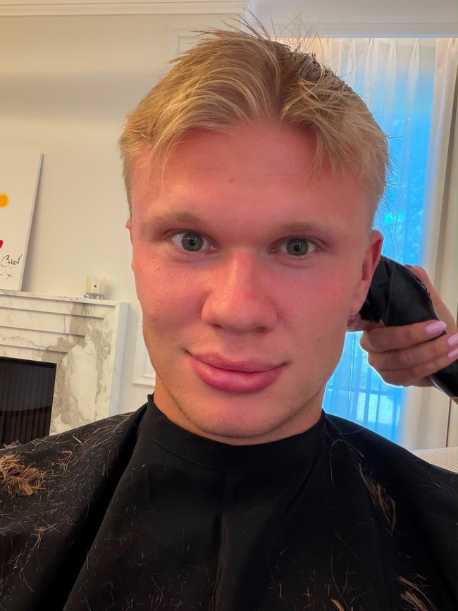 Rambut pirang yang indah ini… saatnya untuk melepaskannya, ujar Haaland yang mendokumentasikan proses pangkas rambutnya di YouTube.Foto: Instagram @erling