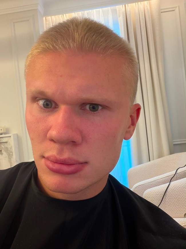 Para fans mengungkapkan keterkejutan dan kekaguman mereka di kolom komentar yang menarik perhatian sesama bintang sepak bola Inggris, tentunya Jude Bellingham. Ia menulis, “no way,”Foto: Instagram @erling