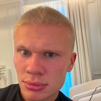 Para fans mengungkapkan keterkejutan dan kekaguman mereka di kolom komentar yang menarik perhatian sesama bintang sepak bola Inggris, tentunya Jude Bellingham. Ia menulis, “no way,”Foto: Instagram @erling
