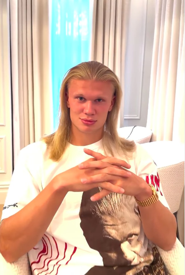 Ingin tampil baru, Haaland memamerkan transformasi rambutnya di Instagram dengan tulisan, “Short hair, don’t care.”Foto: Instagram @erling