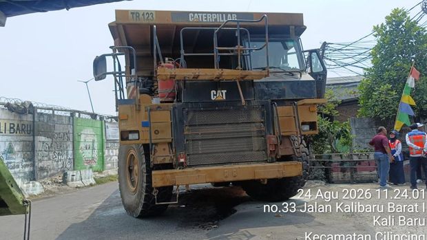 Truk tambang mengalami mogok di jalanan Cilincing, Jakut. Truk sempat mengeluarkan api dan asap. (dok Istimewa)
