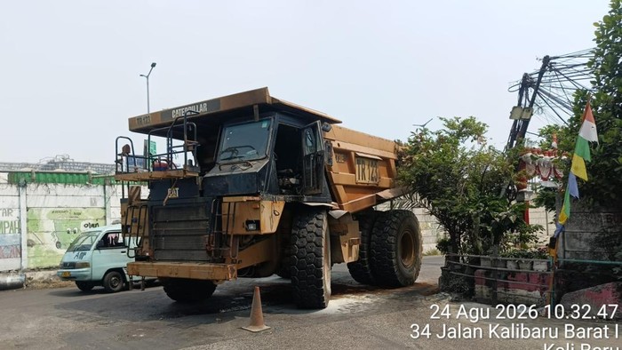 Truk tambang mengalami mogok di jalanan Cilincing, Jakut. Truk sempat mengeluarkan api dan asap. (dok Istimewa)