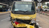 Truk Terobos Lampu Merah Tabrak Pemotor di Cibubur, 1 Orang Tewas