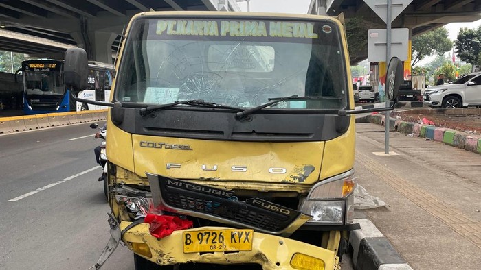 Truk terobos lampu merah hingga bikin kecelakaan beruntun di Cibubur, Jaktim (dok.istimewa)