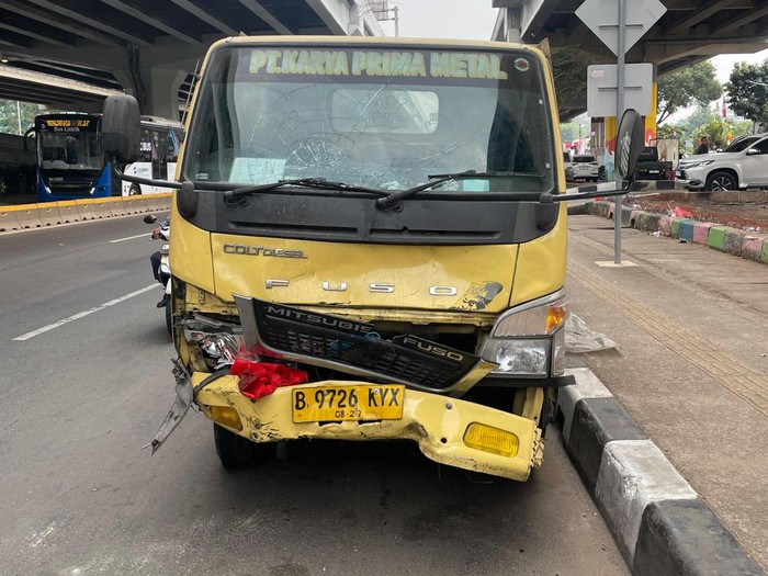 Truk menerobos lampu merah hingga bikin kecelakaan beruntun di Cibubur, Jaktim. (Dok. Istimewa)