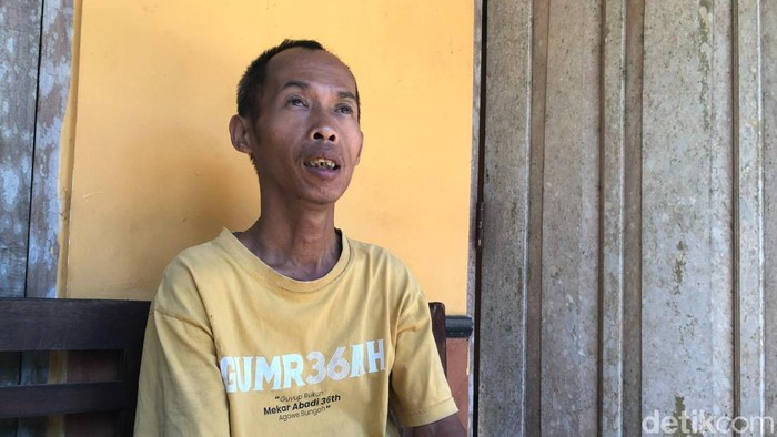 Timbul (49) tukang becak di Lendah, Kulon Progo saat ditemui di rumahnya, Senin (24/8/2026).