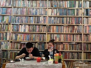 Mie Sop Amanda, Tempat Makan Vintage di Toko Buku Lawas
