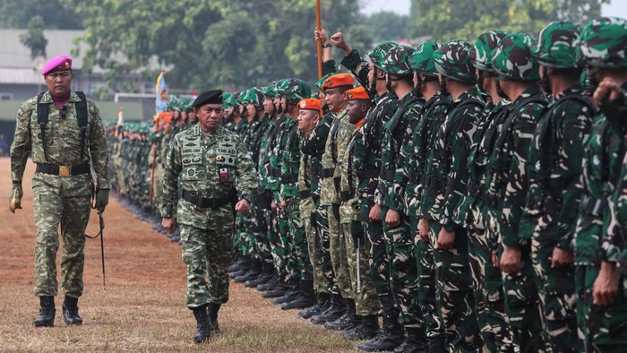 Kepala Badan Cadangan Nasional Kementerian Pertahanan Letjen TNI Gabriel Lema (kedua kiri) memeriksa pasukan saat upacara pembukaan Latihan Dasar Kemiliteran (Latsarmil) Komcad ASN Kementerian/Lembaga Gelombang II di Lapangan Brigif Pasgat Halim, Jakarta, Senin (24/8/2026). Sebanyak 2.065 aparatur sipil negara (ASN) dari 50 kementerian/lembaga dinyatakan lulus seleksi dan resmi memulai pendidikan sebagai Komcad yang akan diarahkan ke lima satuan pendidikan yakni Pusdikkes Puskesad, Brigif 1 Pasmar, Pusbahasa Kodiklat AU, Batalyon 461 Pasgat, dan Batalyon 465 Pasgat. ANTARA FOTO/Angga Budhiyanto/YU