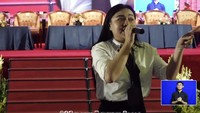 Vicky pada momen itu juga sempat menghibur mahasiswa baru yang hadir dengan bernyanyi. Saya berbagga hati hadir di sini sebagai mahasiswa baru. Kebetulan saya masuk di semester genap. Saya doakan semoga kita semua cepat lulus dilapangkan dan dimudahkan jalannya, ungkapnya. Foto: YouTube Universitas Brawijaya