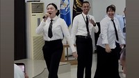 Lagi, Vicky Shu menghibur teman satu angkatannya dengan bernyanyi. Foto: Instagram Story @vickyshu