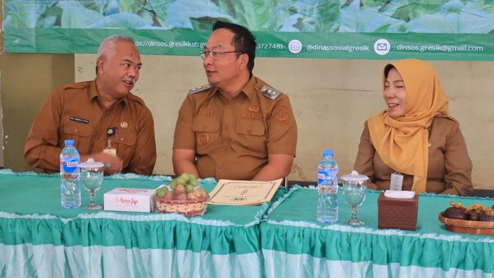 Wabup Gresik dr Asluchul Alief saat membuka dialog dengan warga Benjeng, Gresik.