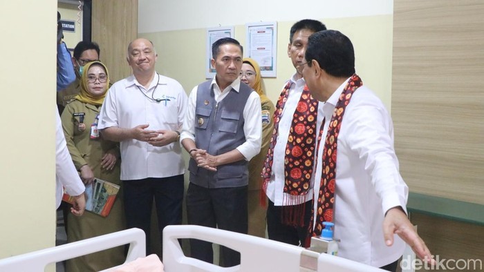 Wamenkes RI Benjamin Paulus Octavianus bersama Wamendagri Akhmad Wiyagus meninjau pelayanan kesehatan di RSUD Palembang BARI