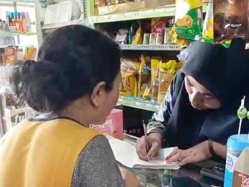 Warga di Ngada memanfaatkan kebijakan Pemprov NTT dengan mengambil kebutuhan di kios terlebih dahulu, sementara pembayarannya ditanggung pemerintah. Foto: Dok. Humas Pemprov NTT
