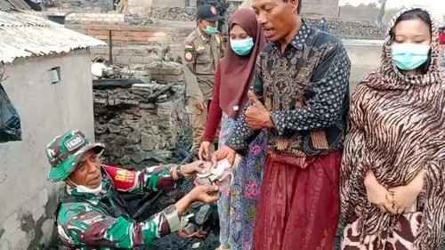 Warga menemukan sisa-sisa naskah lontar kuno akibat kebakaran hebat di Kampung Adat Sade, Lombok Tengah, NTB. (Foto: Dok. Istimewa)
