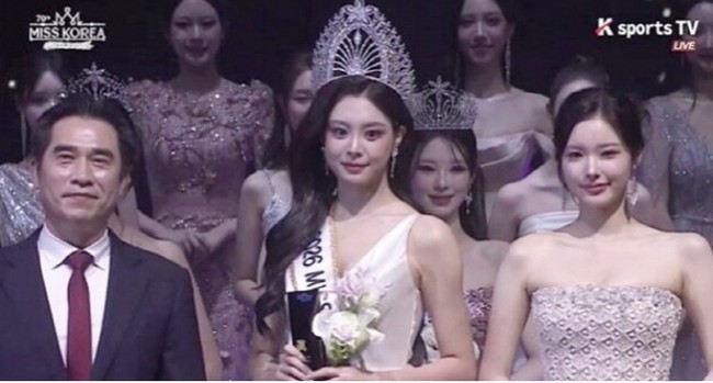 Tak menyangka bakal keluar sebagai pemenang utama, Woo Seo Yoon menyebut pencapaiannya meraih mahkota Miss Korea ini berkat kerja keras banyak pihak dan proses panjang yang dilaluinya sedikit demi sedikit. “Aku sama sekali tidak menyangka, jadi aku tidak menyiapkan pidato kemenangan,” katanya seperti dikutip dari Chosun. Foto: Instagram