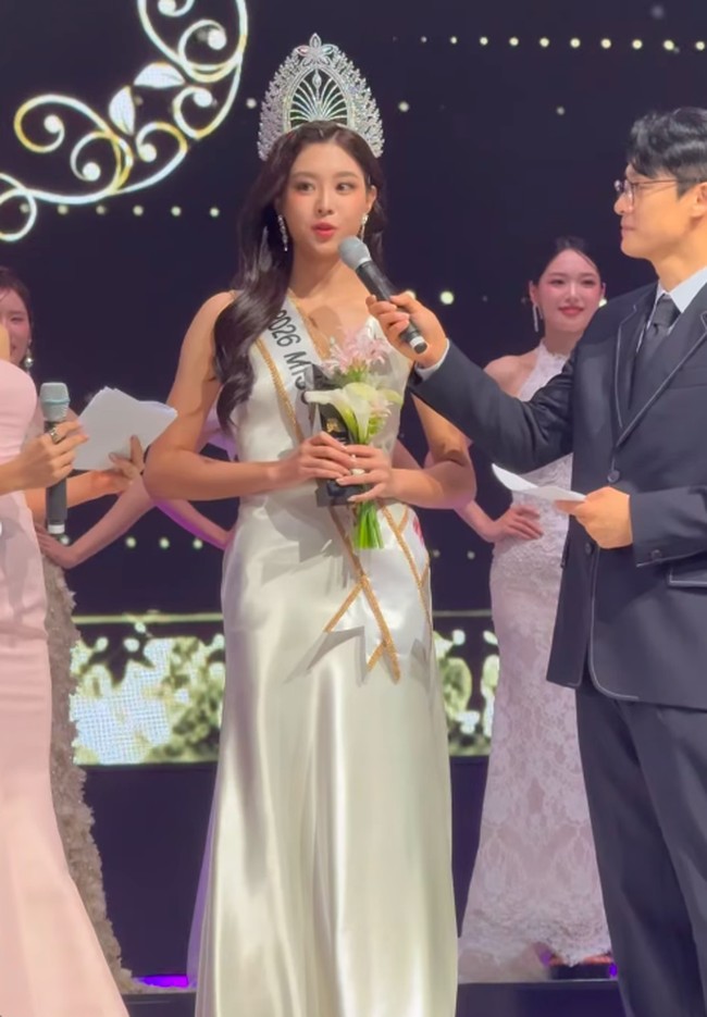 Woo Seo Yoon baru saja dinobatkan sebagai Miss Korea 2026. Berawal dari gelar Miss Gyeonggi 2026, ia sukses menyabet posisi tertinggi di ajang kecantikan bergengsi ini. Foto: Instagram