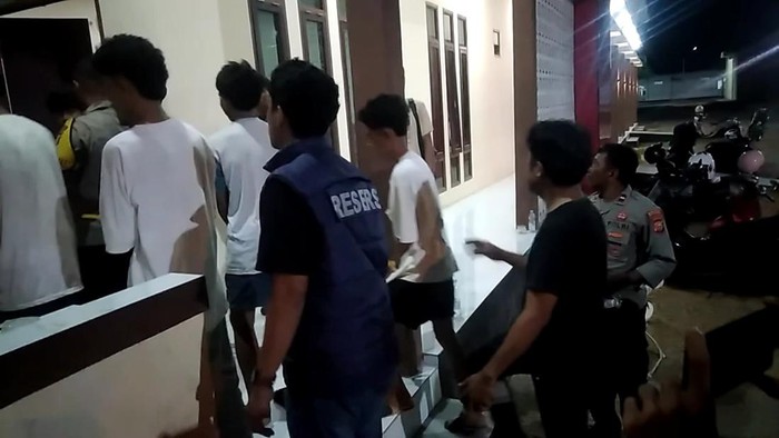 11 terduga pelaku saat diamankan di Polres Pulau Morotai.