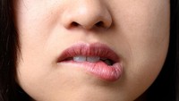 Stop Jilati Bibir! Begini Cara Paling Efektif Atasi Bibir Kering