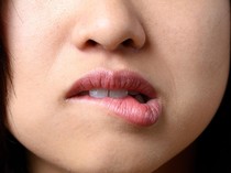 Stop Jilati Bibir! Begini Cara Paling Efektif Atasi Bibir Kering