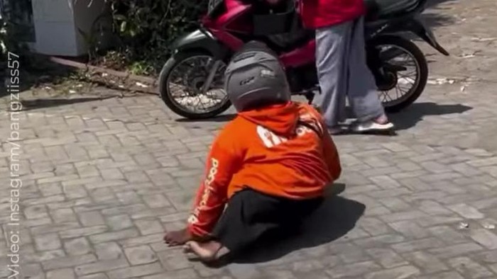Abdul Azis (28), disabilitas yang menjadi ojol di Jember