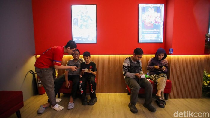 Sejumlah pengunjung memesan tiket Jaksinema di Rusun Pasar Rumput, Jakarta, Selasa (25/8/2026).