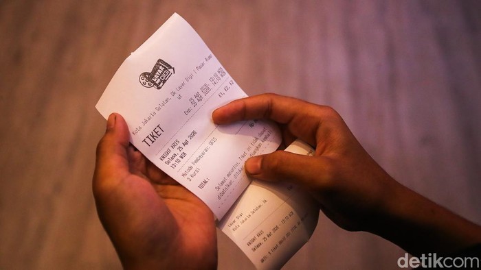 Sejumlah pengunjung memesan tiket Jaksinema di Rusun Pasar Rumput, Jakarta, Selasa (25/8/2026).