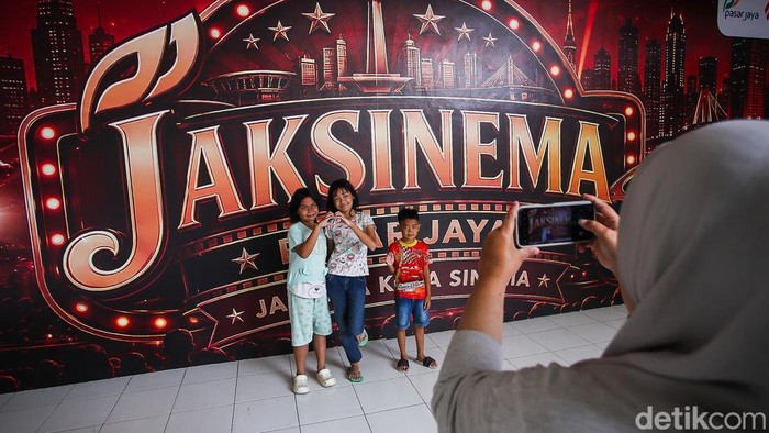 Sejumlah pengunjung memesan tiket Jaksinema di Rusun Pasar Rumput, Jakarta, Selasa (25/8/2026).