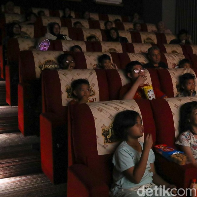 Ada Bioskop Mini di Tengah Pasar Rumput Jakarta