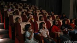 Ada Bioskop Mini di Tengah Pasar Rumput Jakarta