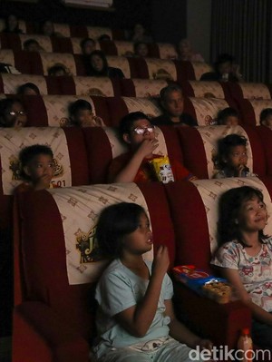 Ada Bioskop Mini di Tengah Pasar Rumput Jakarta