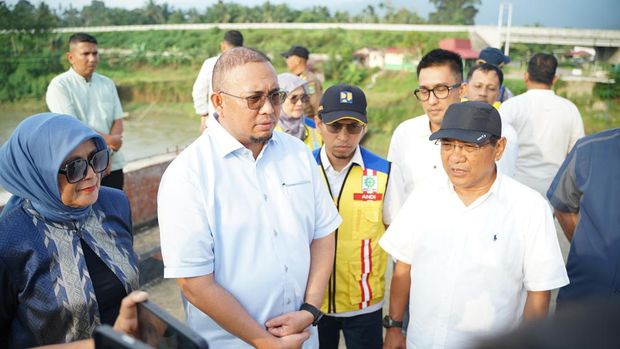 Andre Rosiade kawal proyek normalisasi di Padang Pariaman.