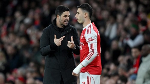 LONDON, ENGLAND - MARCH 01: Mikel Arteta, Manager of Arsenal, speaks with Gabriel Martinelli of Arsenal before entering the pitch as a substitute during the Premier League match between Arsenal and Chelsea at Emirates Stadium on March 01, 2026 in London, England. (Photo by Shaun Botterill/Getty Images)