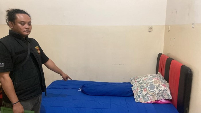Petugas Unit PPA Satreskrim Polresta Tuban saat olah TKP di kamar kos pasangan selingkuh ASN BPN setempat