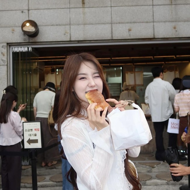 Asyiknya Vilmei Makan Sashimi Jepang hingga Salt Bread Renyah di Korea