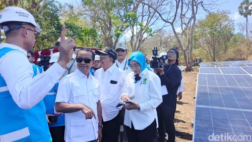 Menteri ESDM Bahlil Lahadalia mengecek area groundbreaking PLTS Gilimanuk, Selasa (25/8/2026).