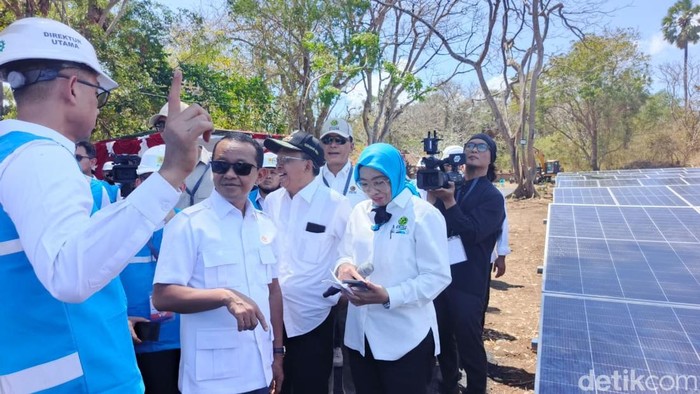 Menteri ESDM Bahlil Lahadalia mengecek area groundbreaking PLTS Gilimanuk, Selasa (25/8/2026).