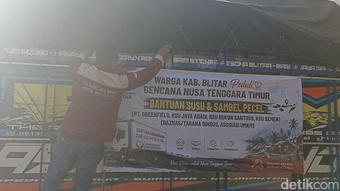 Bantuan sosial dari warga Blitar untuk korban gempa NTT.