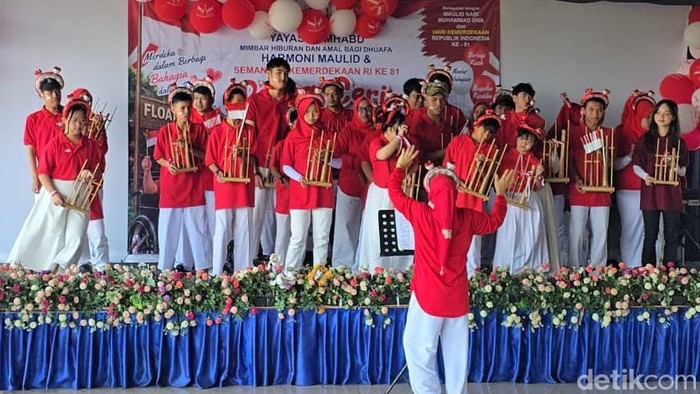 Bocah penyandang disabilitas pentas seni dari panggung floating market lembang