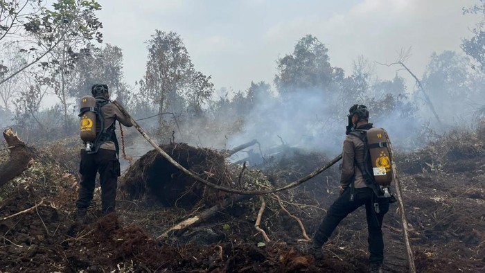 Brimob Polda Riau dilengkapi breathing apparatus untuk menembus asap karhutla di Kampar, Selasa (25/8/2026).